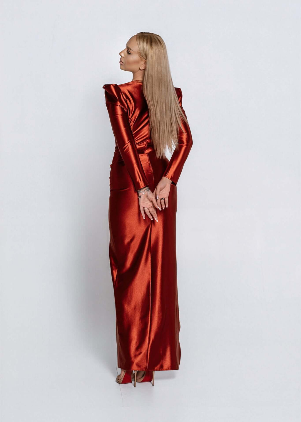 Rochie LUNEVA midi din lycra premium dens, roșu metalizat, vedere spate pe model, eleganță de seară