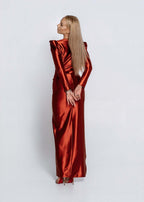 Rochie LUNEVA midi din lycra premium dens, roșu metalizat, vedere spate pe model, eleganță de seară