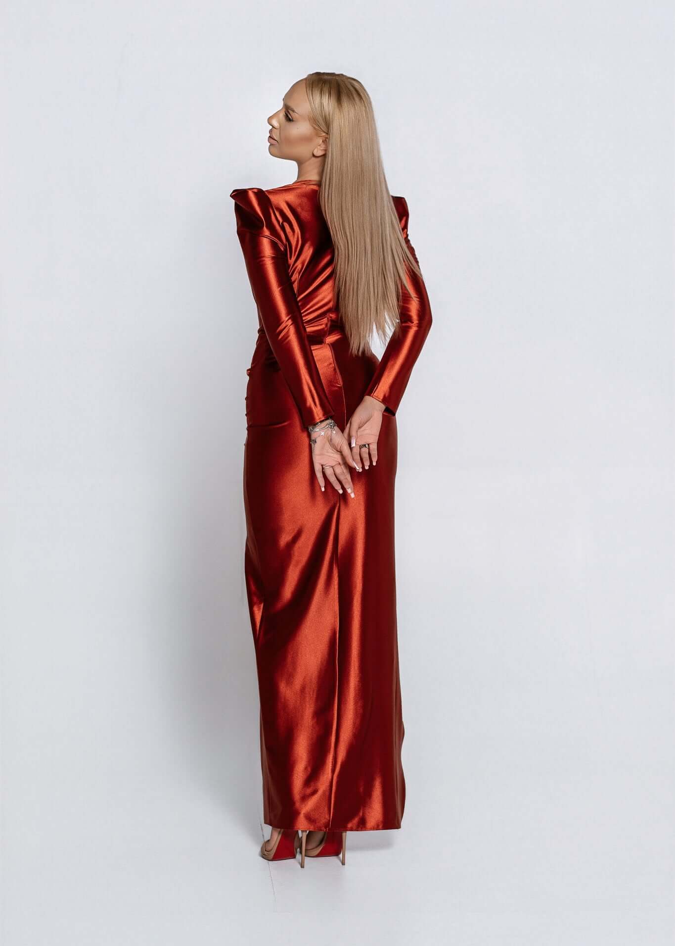Rochie LUNEVA midi din lycra premium dens, roșu metalizat, vedere spate pe model, eleganță de seară