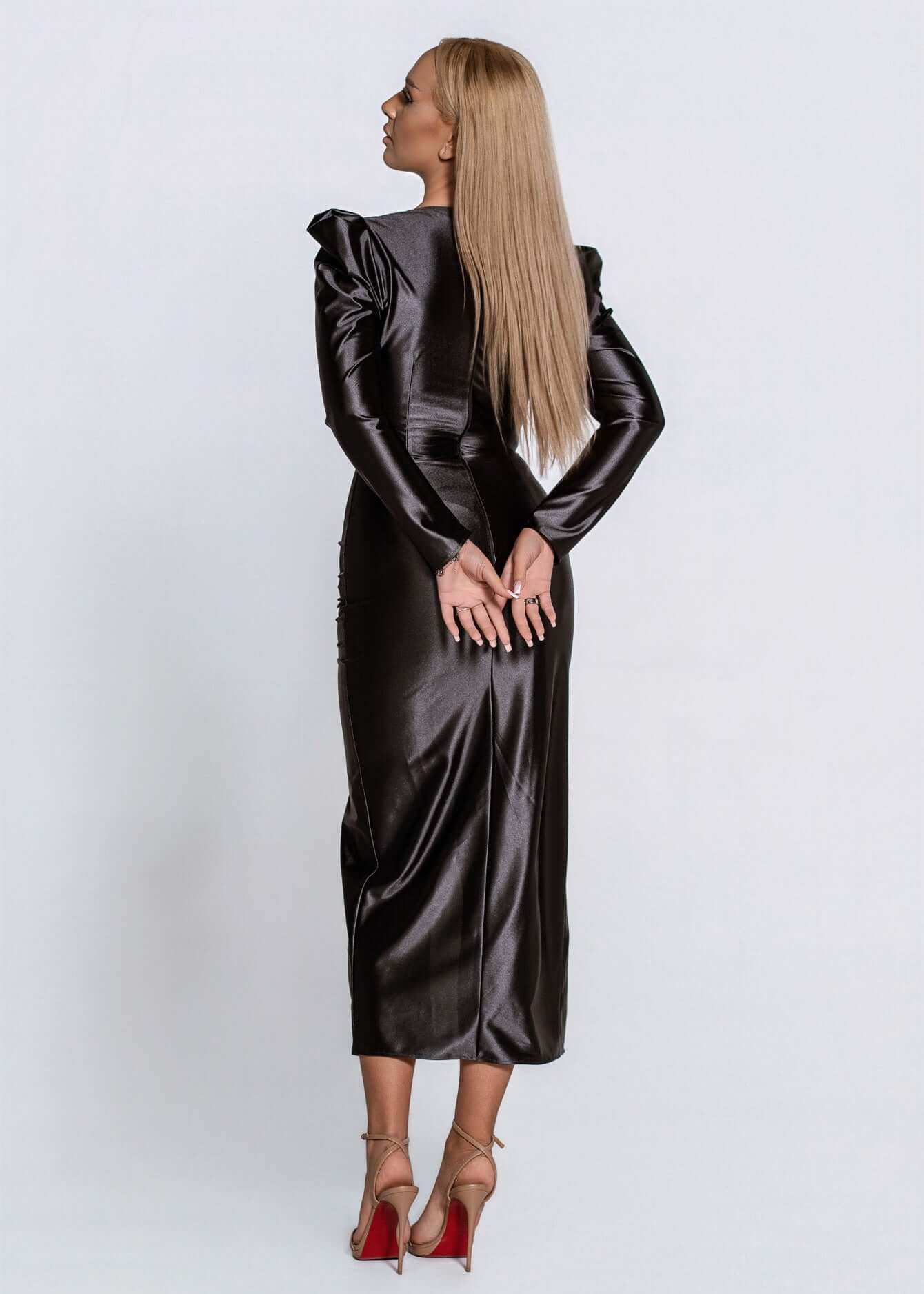 Rochie LUNEVA midi neagră din lycra premium densă, croială sculpturală cu umeri accentuați, vedere spate pe model elegant