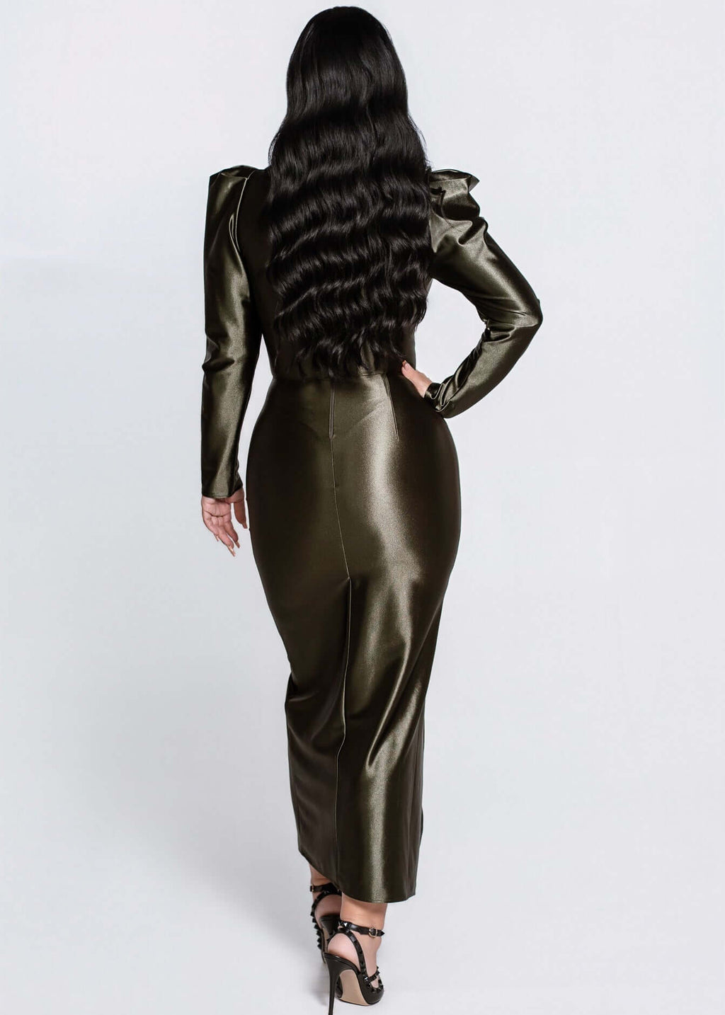 Rochie LUNEVA midi din lycra premium densă, kaki, vedere din spate, material lucios ce evidențiază silueta elegantă