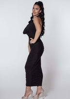 Rochie Bling Mirage midi lycra neagră cu cristale, decolteu amplu tip cowl, purtată cu sandale cu toc, vedere laterală