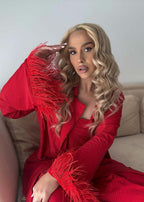 Compleu Bling Miray roșu elegant, set 3 piese cu pene și cristale, bustieră și pantaloni, model feminin pe canapea