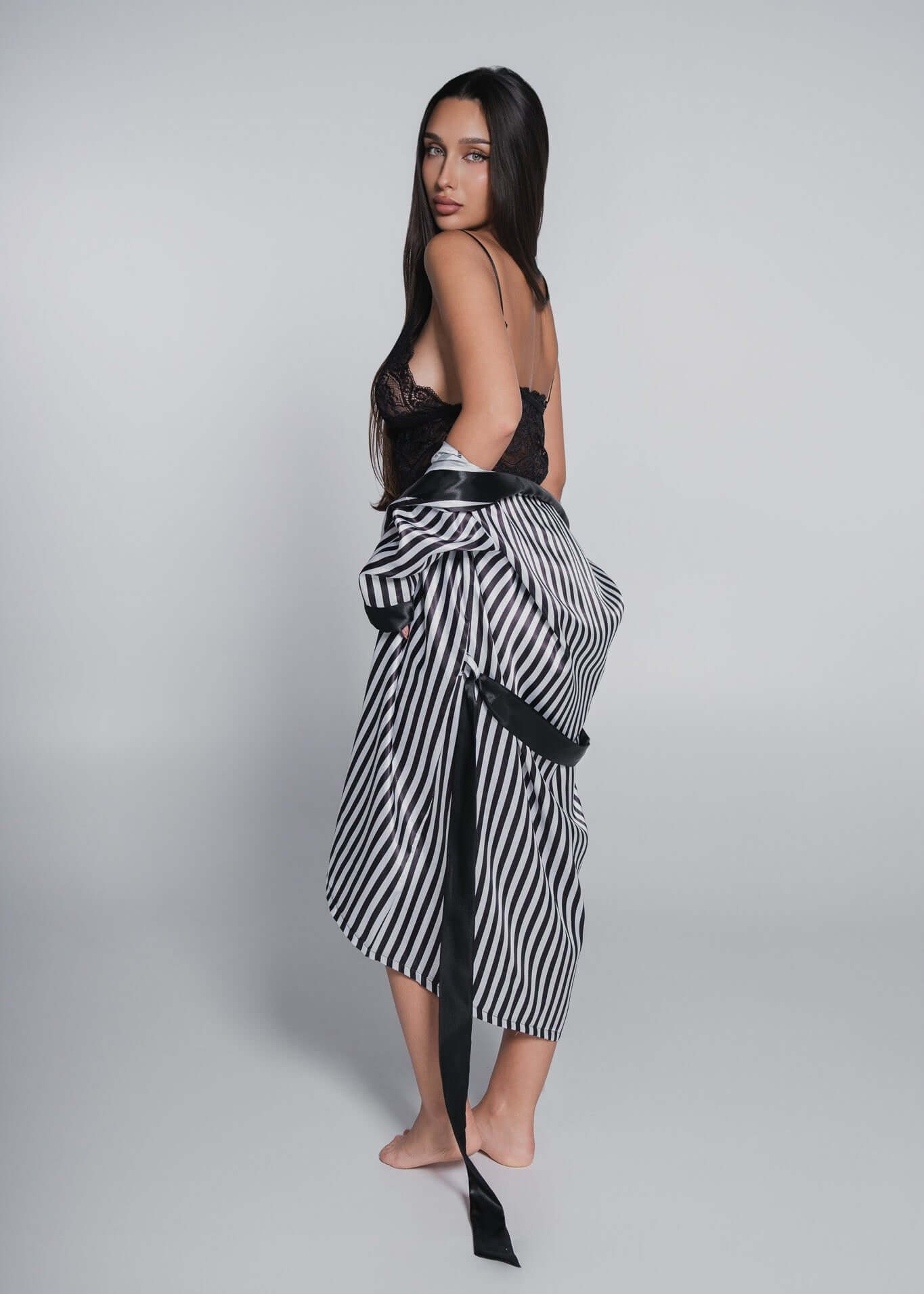 Alt Tag: Set pijama Nighty 3 piese cu dantelă și satin, cu halat satinat cu dungi și top din dantelă