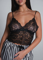 Alt Tag: Set pijama Nighty SIA Homewear, top negru din dantelă și satin, cu pantaloni scurți dungi alb-negru