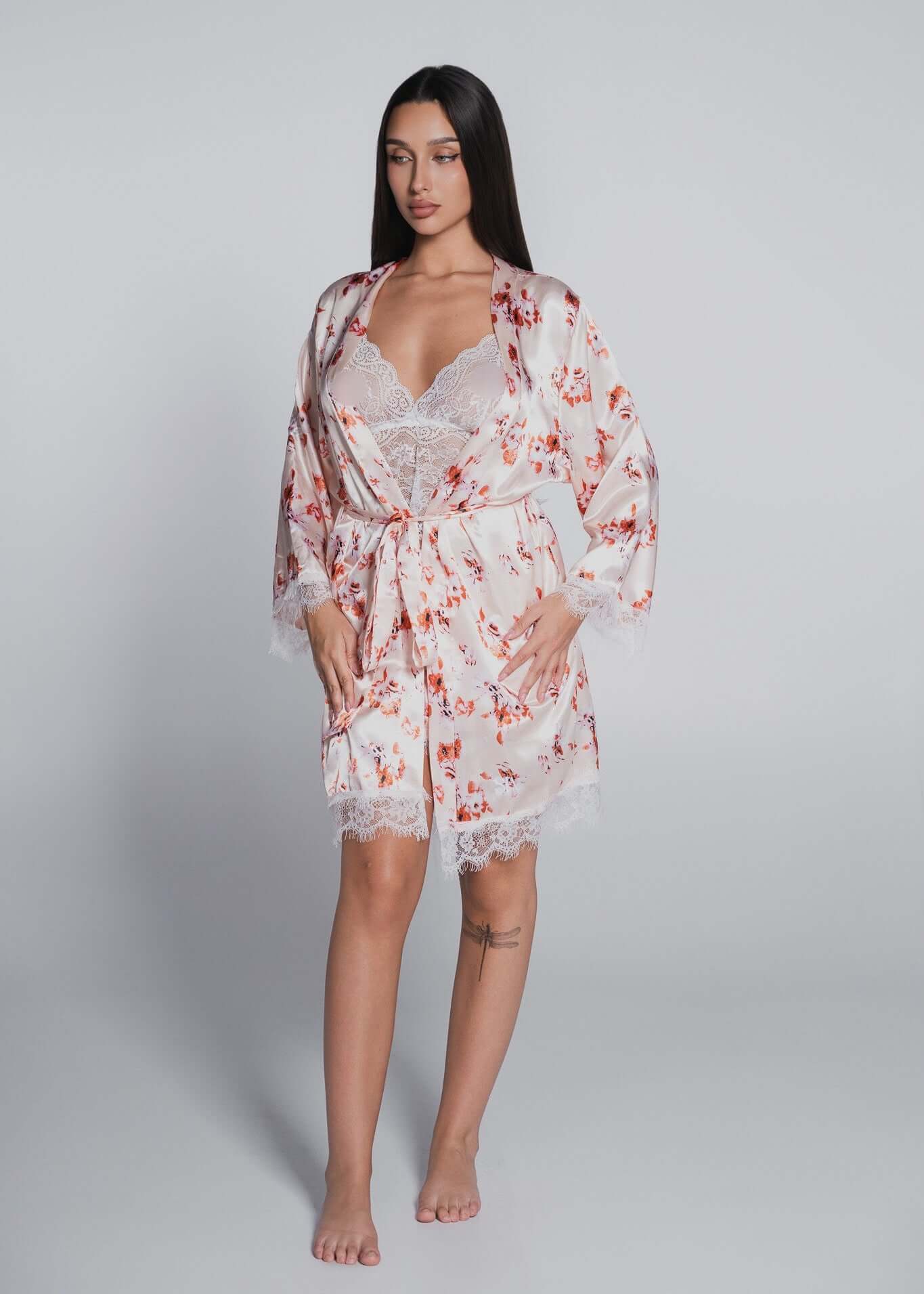 Alt Tag: Set pijama Nighty SIA Homewear 3 piese din satin cu dantelă, halat floral și cămașă de noapte elegantă