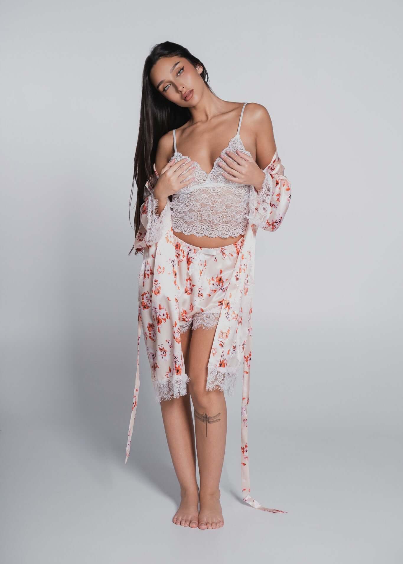 Alt Tag: Set pijama Nighty 3 piese cu dantelă și satin, top dantelă, pantaloni scurți și halat satinat floral, SIA Homewear