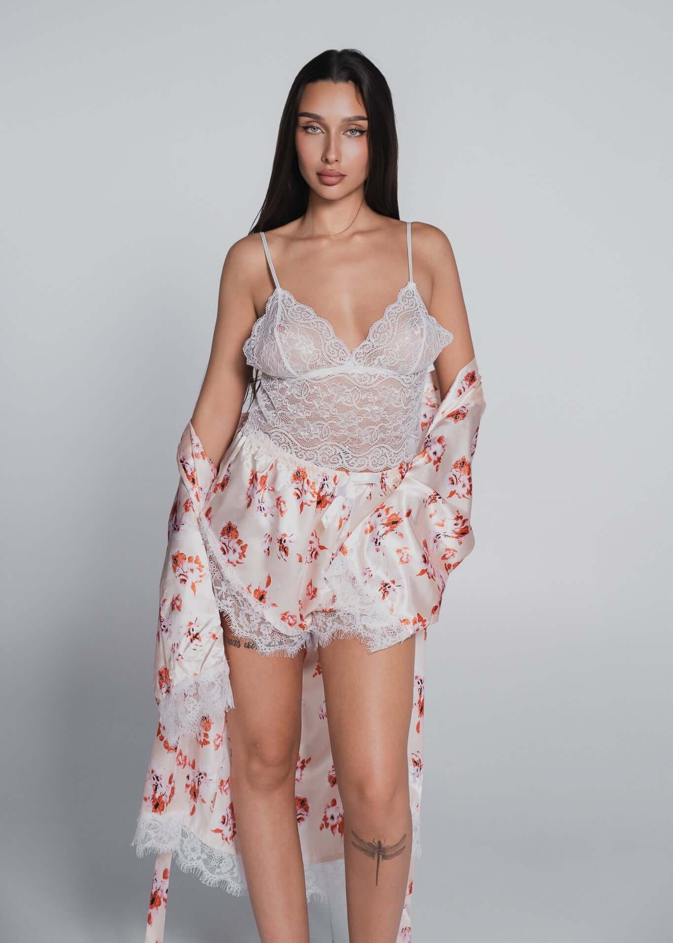 Alt Tag: Set pijama Nighty 3 piese cu dantelă și satin, top din dantelă și halat satinat cu imprimeu floral, SIA Homewear