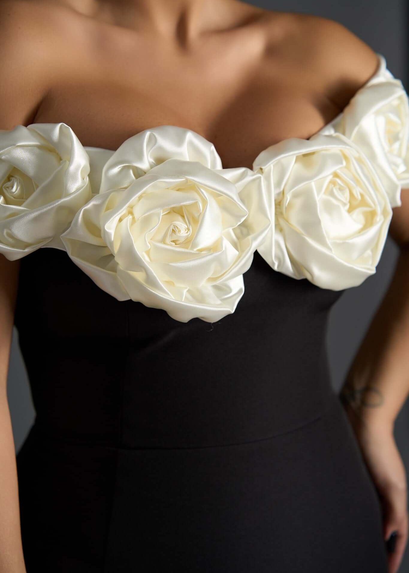 Rochie SIA Blush Affair lungă tip sirenă off-shoulder, bust cu aplicații 3D florale ivoire pe fond negru elegant