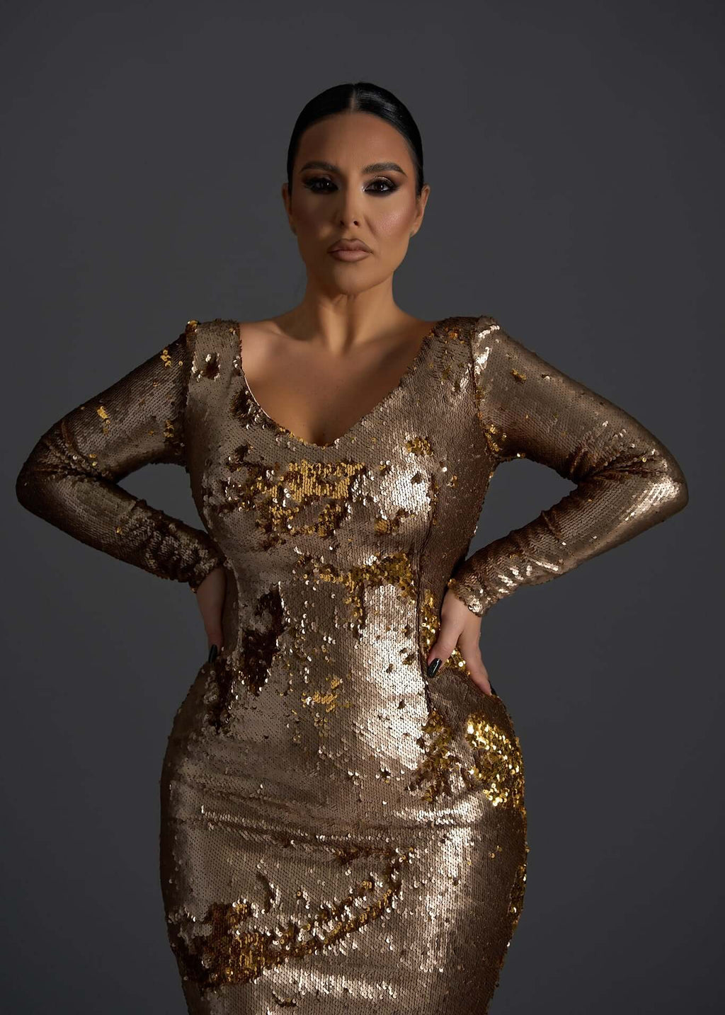 Rochie SIA Eclipse Desire midi elegantă, mulată, cu paiete reversibile aurii și decolteu în V, pe fundal gri închis