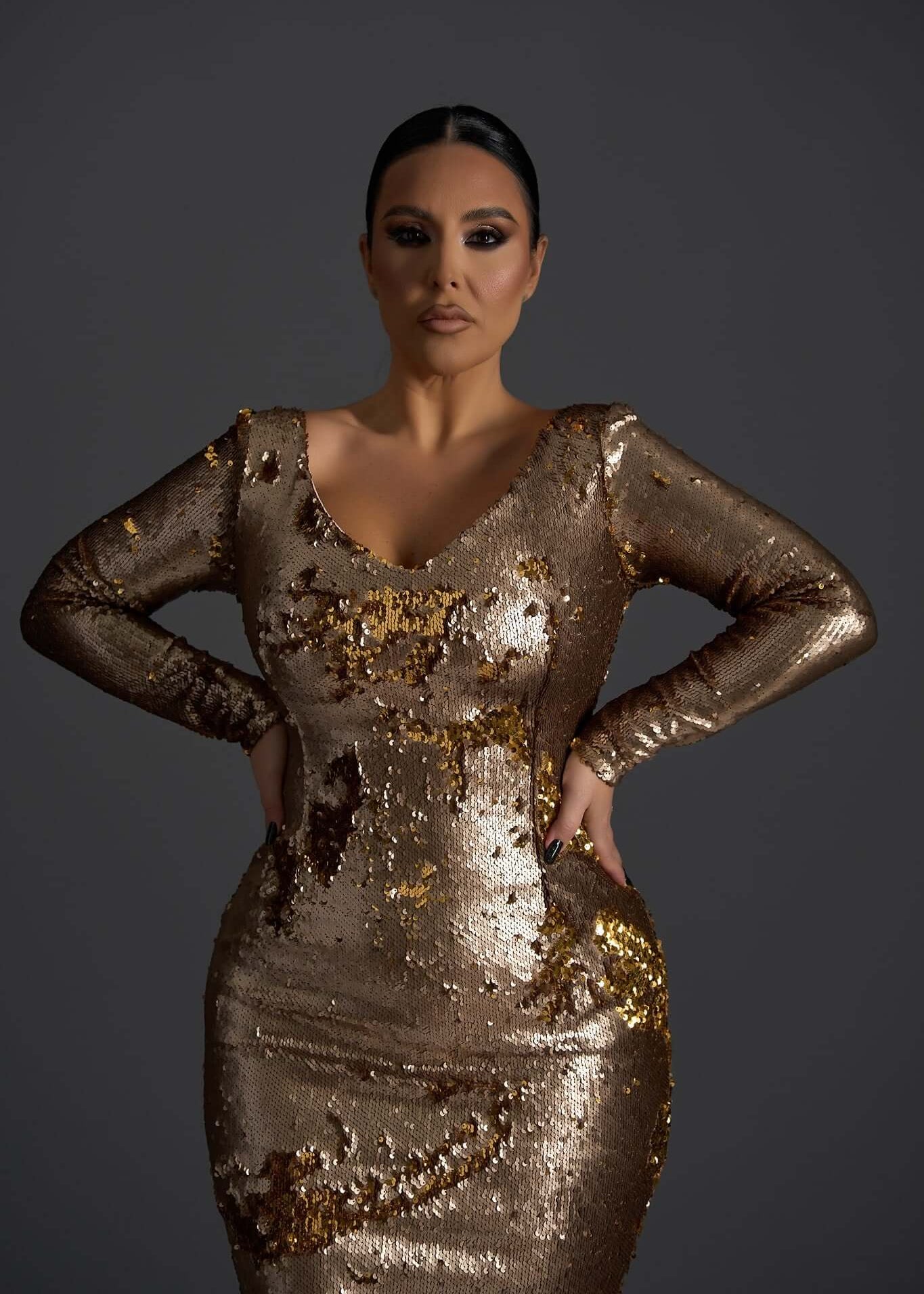 Rochie SIA Eclipse Desire midi elegantă, mulată, cu paiete reversibile aurii și decolteu în V, pe fundal gri închis