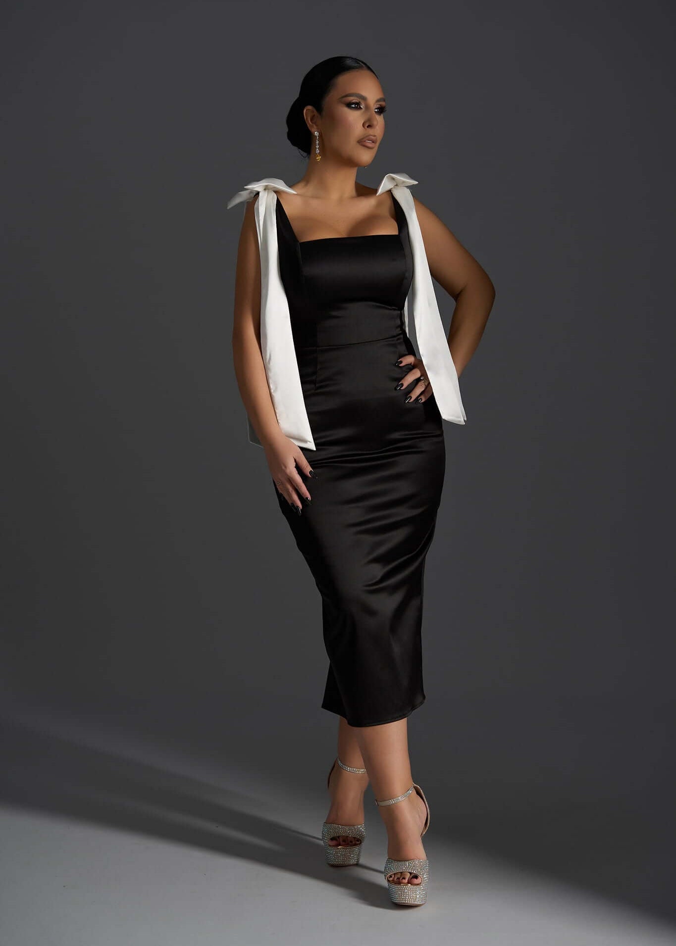 Rochie midi SIA Angel Lust neagră din tafta cu bretele albe tip fundă, croială mulată elegantă pentru ocazii speciale Main image