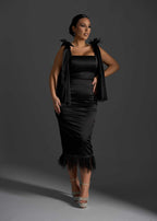 Rochie SIA Black Widow, rochie midi neagră elegantă din tafta cu pene la tiv și umeri, model de seară pentru ocazii speciale