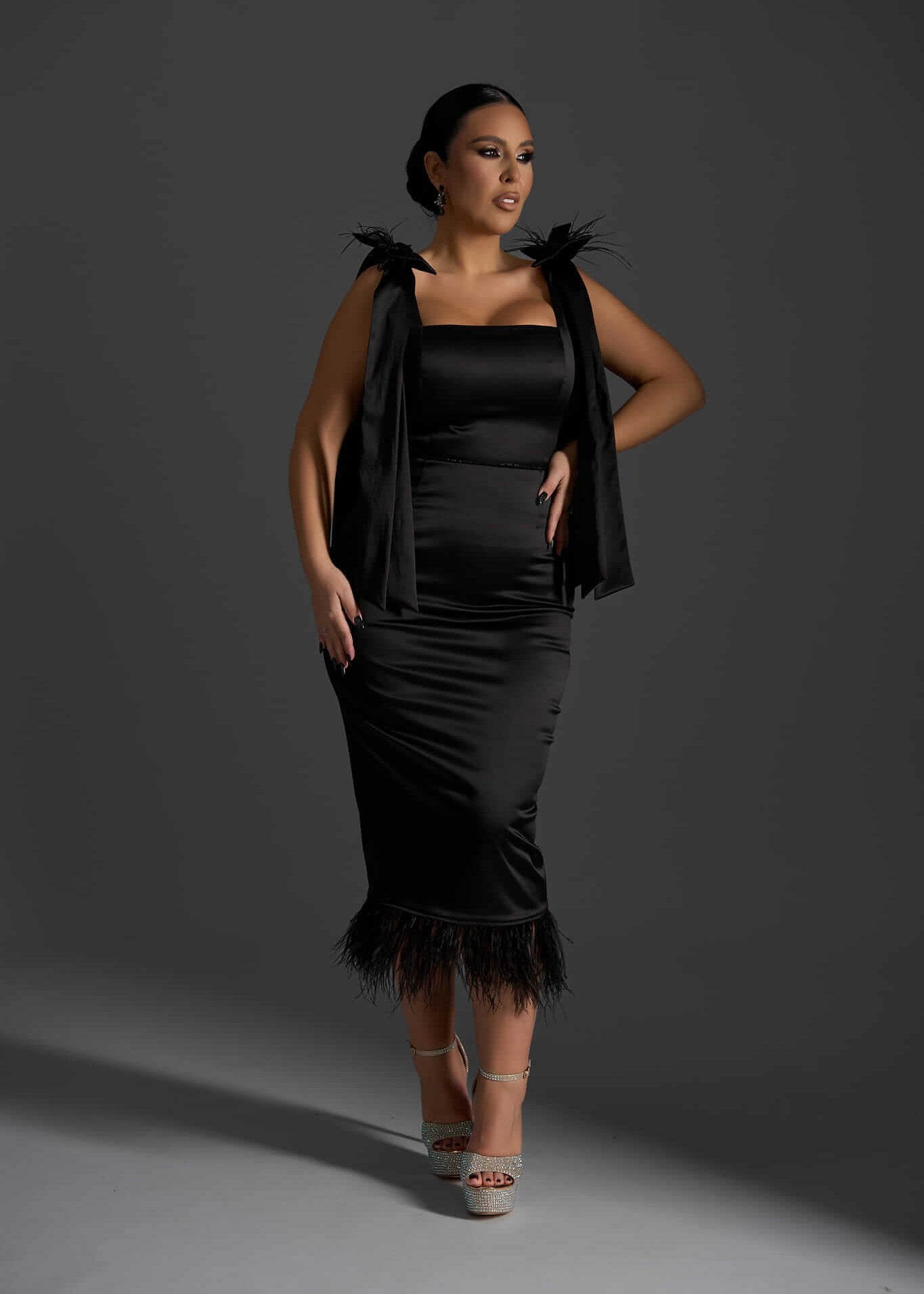 Rochie SIA Black Widow, rochie midi neagră elegantă din tafta cu pene la tiv și umeri, model de seară pentru ocazii speciale