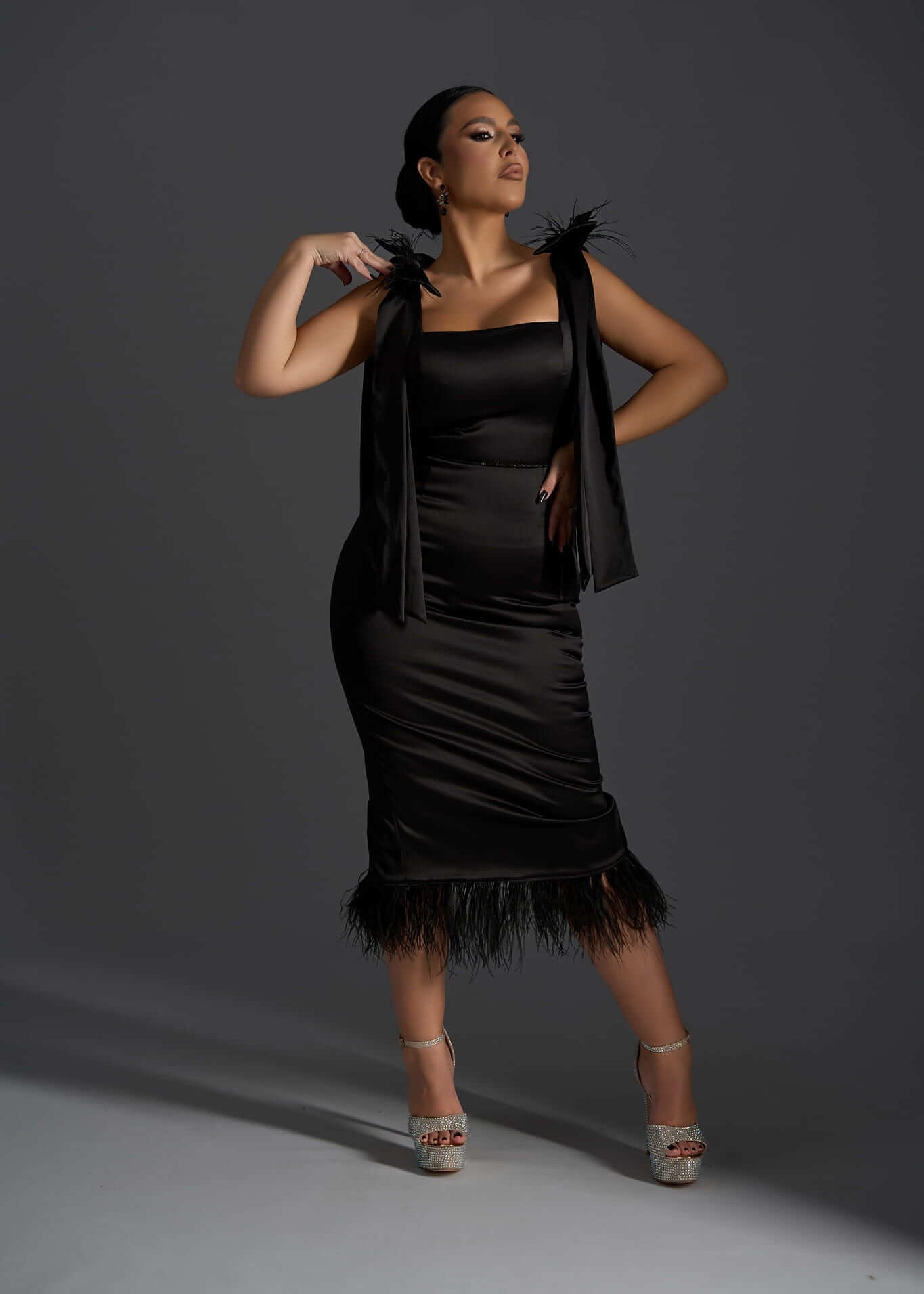 Rochie SIA Black Widow - Rochie midi neagră cu aplicații din pene Secondary image