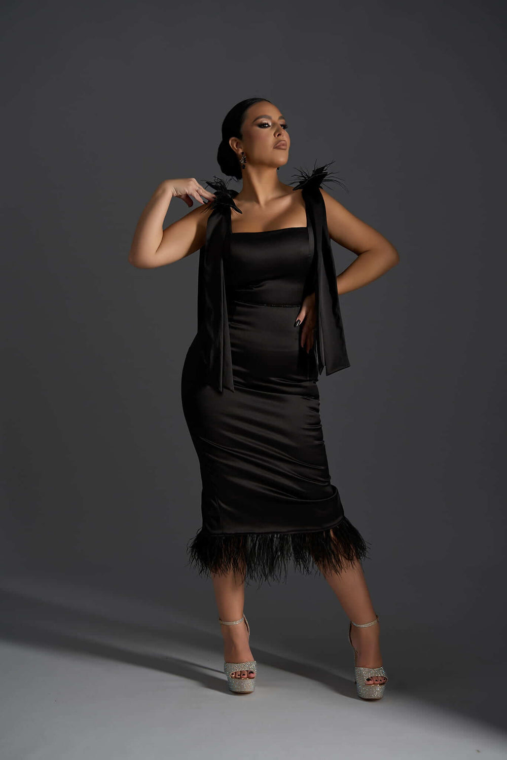 Black Widow - Rochie midi neagră cu aplicații din pene by Sia House Sia House pentru femei elegante