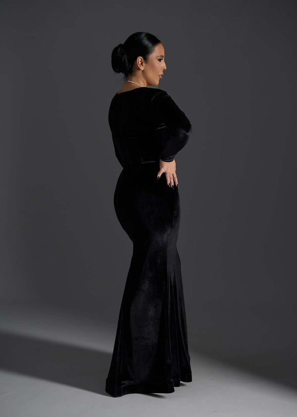 Alt Tag: Rochie Velvet Noir din catifea lungă neagră, croi sirenă, decolteu inimă, eleganță pentru evenimente speciale