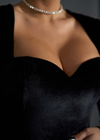 Alt Tag: Rochie Velvet Noir din catifea lunga, decolteu inima si croi sirena, detaliu bust si colier elegant