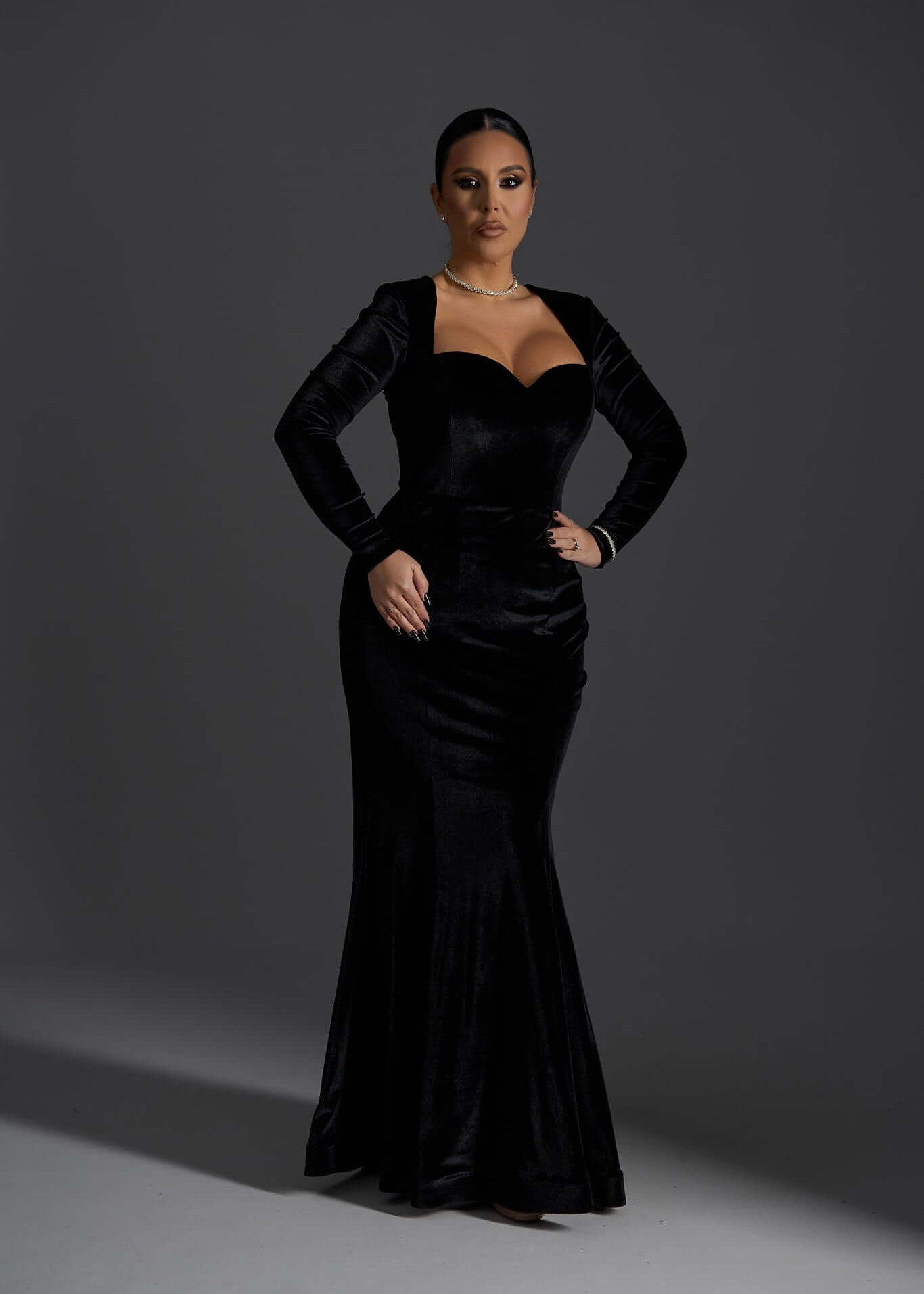 Alt Tag: Rochie Velvet Noir din catifea lunga, neagra, croi sirena cu decolteu inima, rochie eleganta de seara