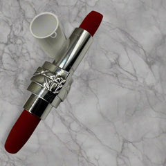 Ruj Dior Rouge Dior pe marmură, design sofisticat, culoare roșie vibrantă, ideal pentru trusa de beauty modernă.