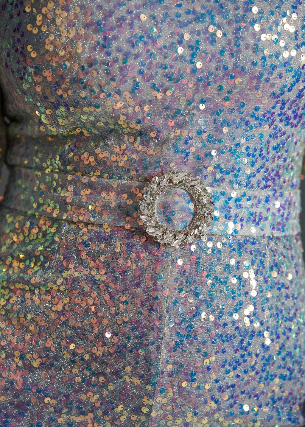 Salopeta SIA Cosmic Spark cu paiete multicolore și detaliu metalic rotund în talie, vedere de aproape