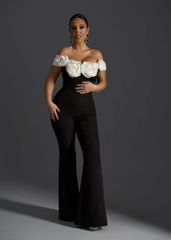 Salopeta eleganta SIA Loyal Mistress, neagra off-shoulder cu flori 3D albe, tinuta feminina rafinata pentru evenimente speciale
