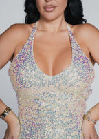 Alt Tag: Rochie sirenă cu paiete multicolore rainbow, decolteu adânc și bretele tip halter, look glam pentru evenimente