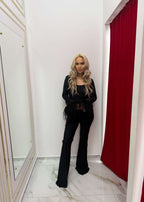 Salopeta Bling Temptation neagră, cu cristale și mâneci evazate cu pene, modelând silueta unei femei elegante