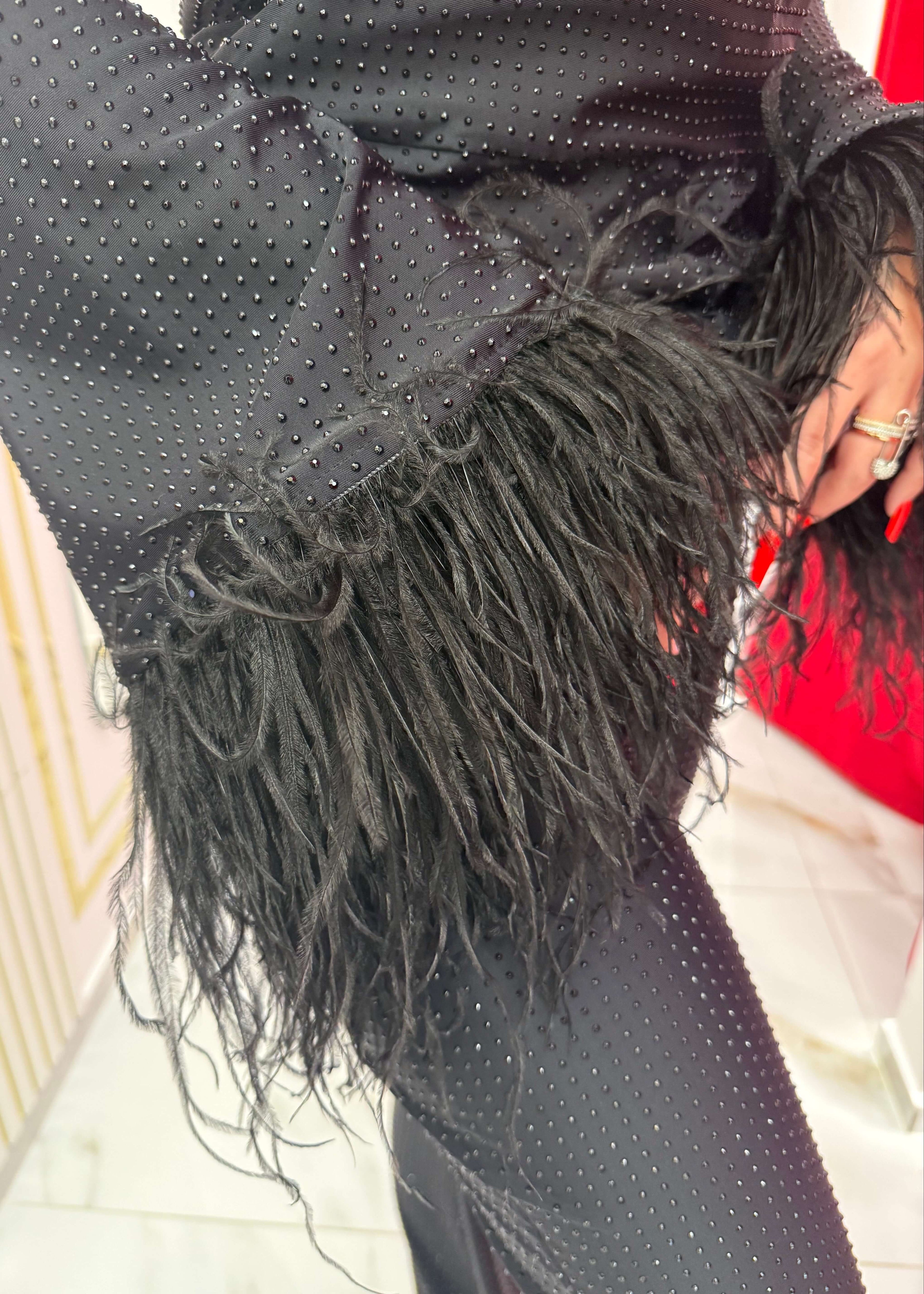 Salopeta Bling Temptation neagră, material elastic cu cristale și mâneci evazate cu pene decorative, detaliu lateral