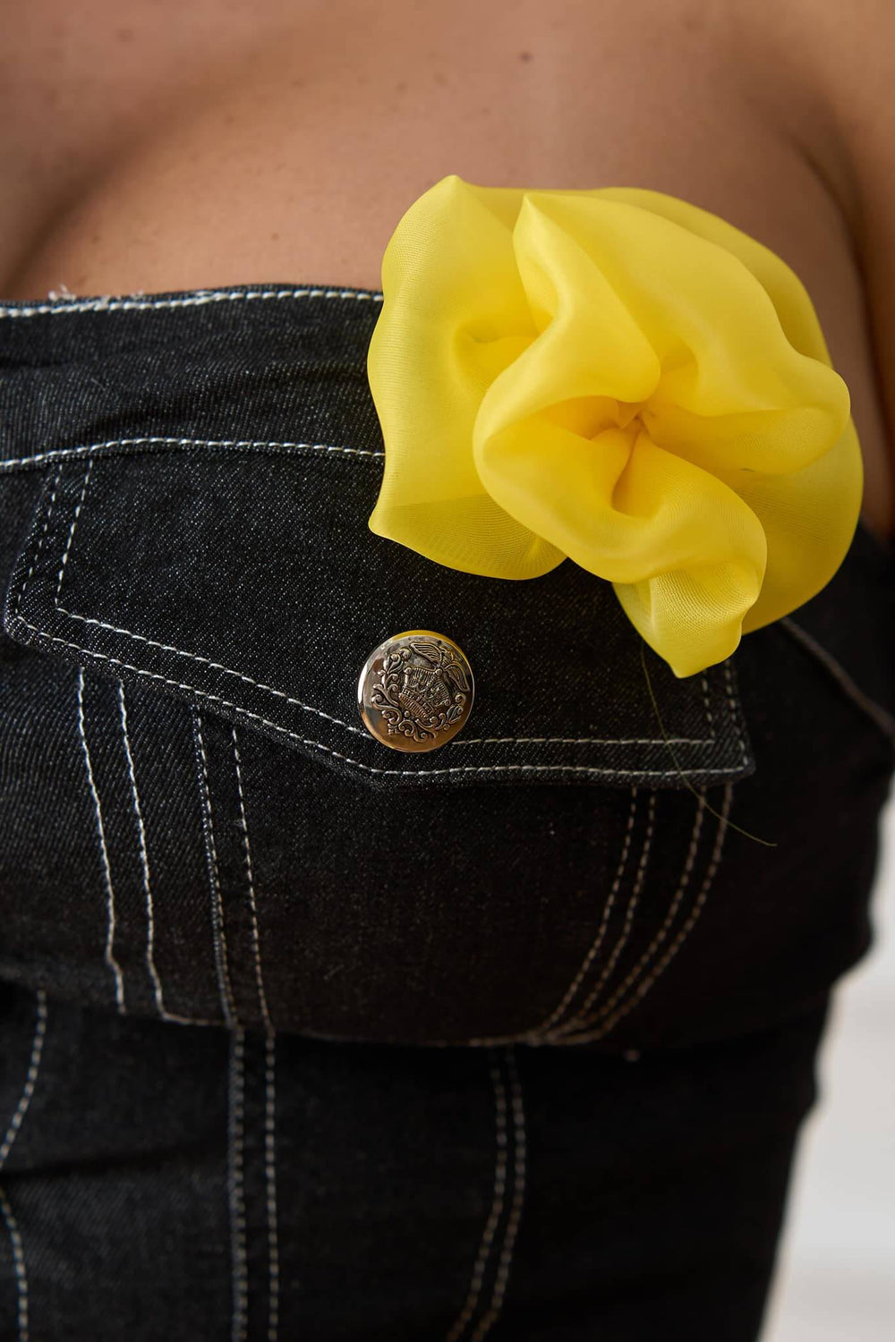 Top Cindy negru din denim cu flori galbene Sia House Sia House pentru femei elegante