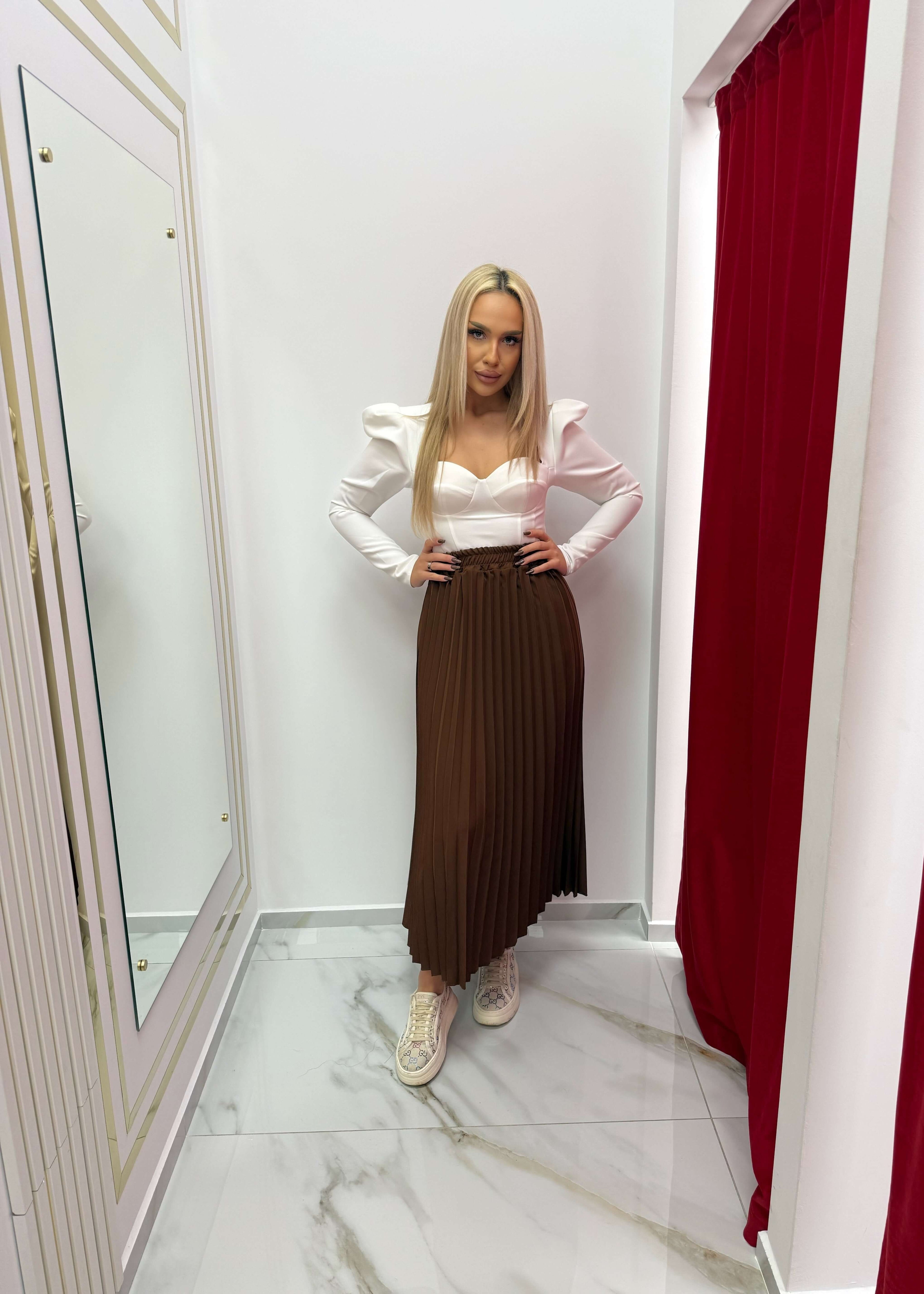 Top AURA din stofă elastică, croială tip corset cu push-up natural, asortat cu fustă midi plisată maro, ținută elegantă chic