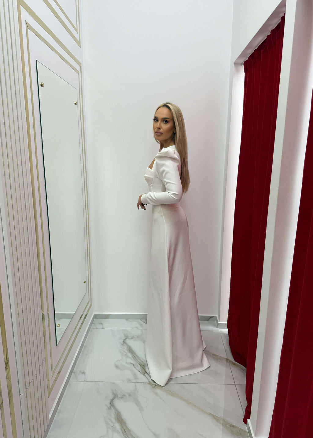 Top elegant „AURA” din stofă elastică tip corset cu push-up natural, ținută albă de seară într-o cabină de probă modernă