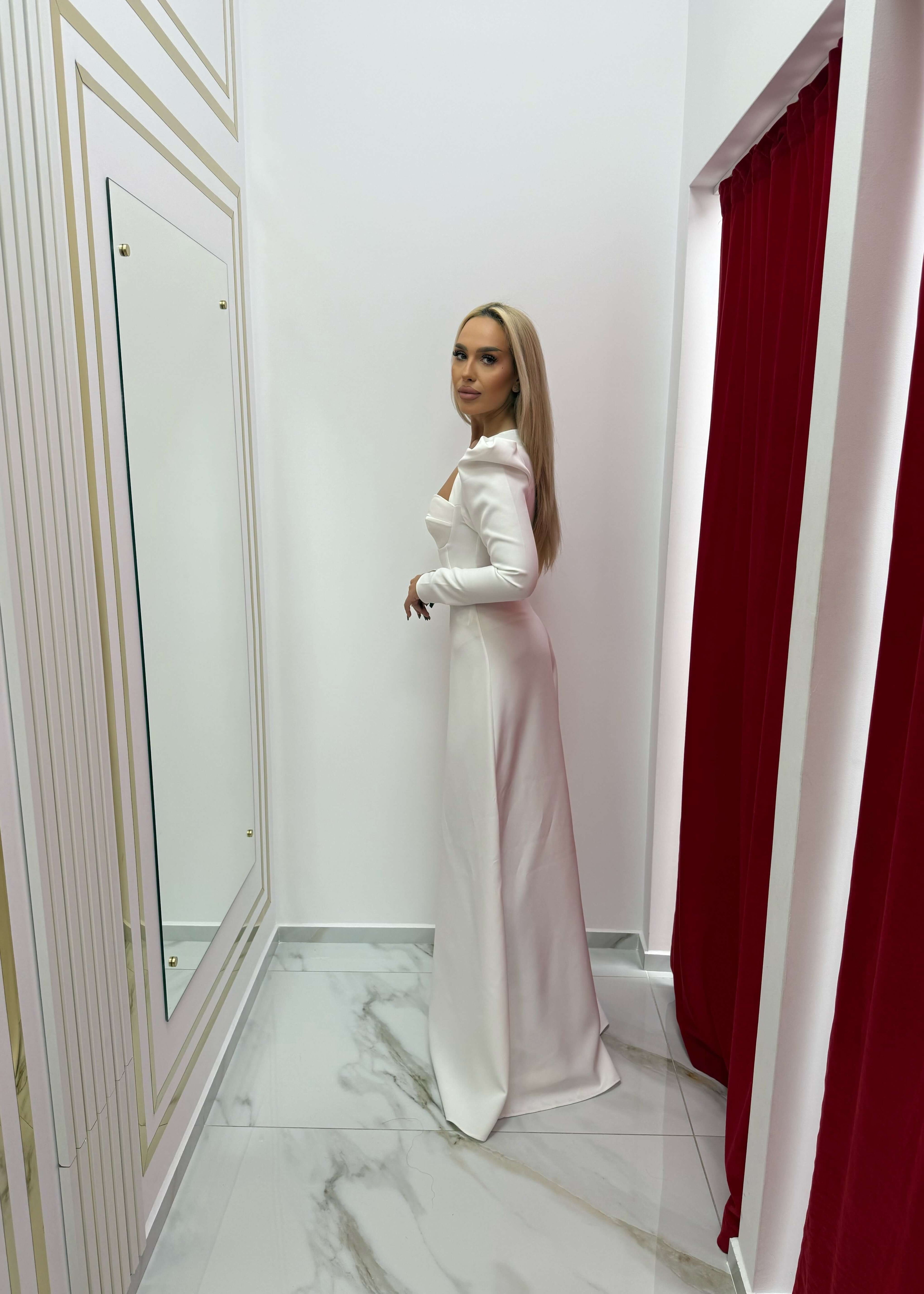 Top elegant „AURA” din stofă elastică tip corset cu push-up natural, ținută albă de seară într-o cabină de probă modernă