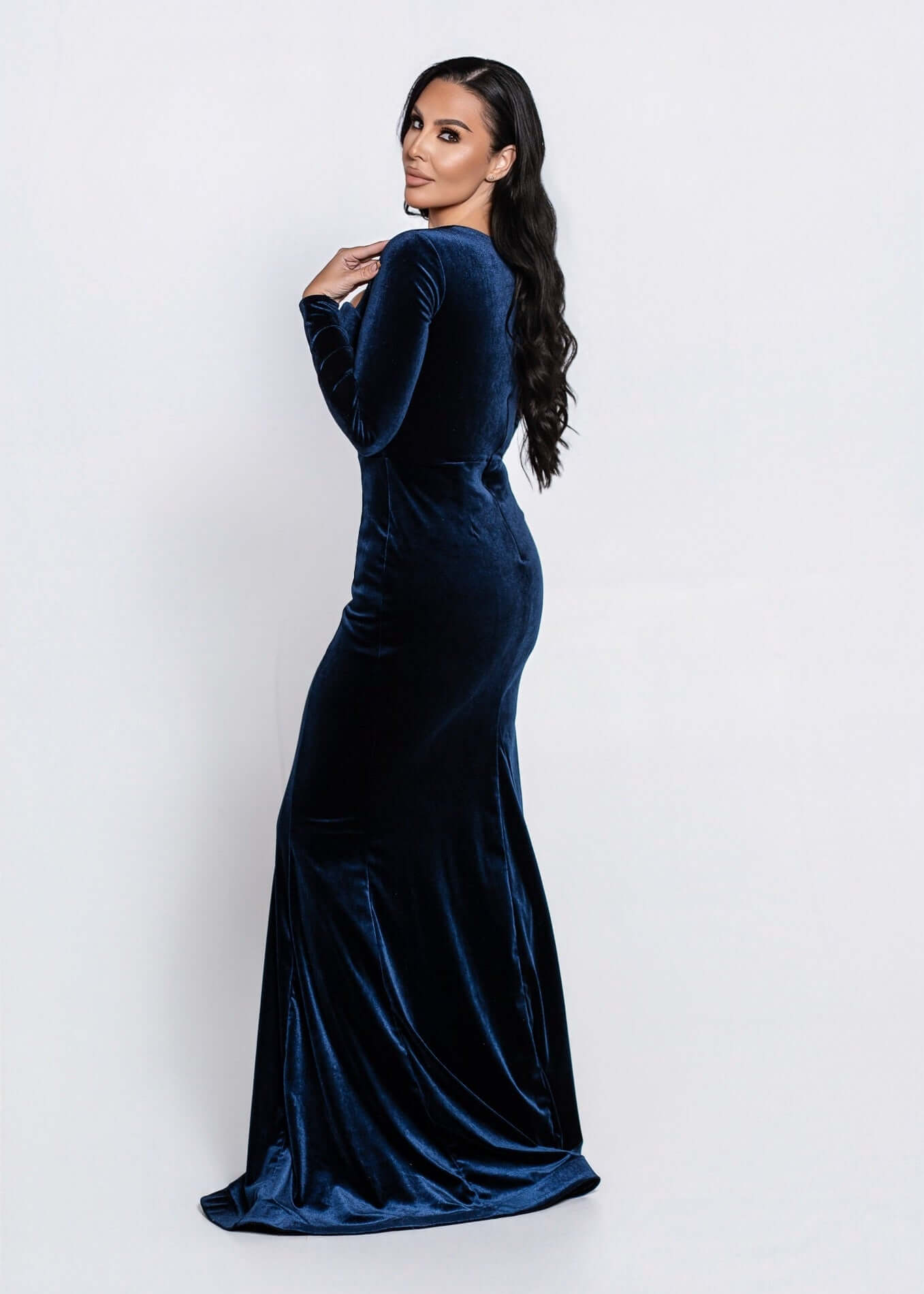 Alt Tag: Rochie Velvet Noir din catifea lungă, croi sirenă, decolteu inimă, eleganță clasică, culoare bleumarin