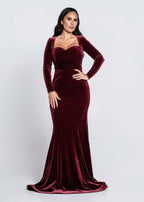 Alt Tag: Rochie lungă din catifea Velvet Noir bordo, croi sirenă, decolteu inimă, mâneci lungi, ținută elegantă de seară