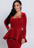 Rochie SIA Velvet Sinner midi din catifea roșie, croială tip creion cu peplum, decolteu inimă și mâneci lungi elegante